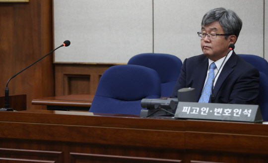 자동차 부품사 '다스'의 자금을 횡령하고 삼성 등에서 거액의 뇌물을 챙긴 혐의로 기소된 이명박 전 대통령의 1심 선고 공판이 5일 오후 서울 서초동 서울중앙지법 417호 대법정에서 열리고 있다. 이 전 대통령은 건강상의 이유로 불출석 해 피고인 자리가 비어있다.